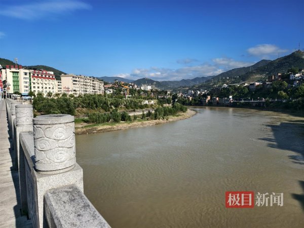 通牛网 婚礼当天跳河男子已找到, 家属: 在大桥下游上百米处发现遗体, 定制婚服上有新郎的名字