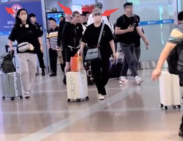 天盈资本 江珊田小洁还有女儿现身机场，走的稀稀拉拉生怕别人发现，太低调